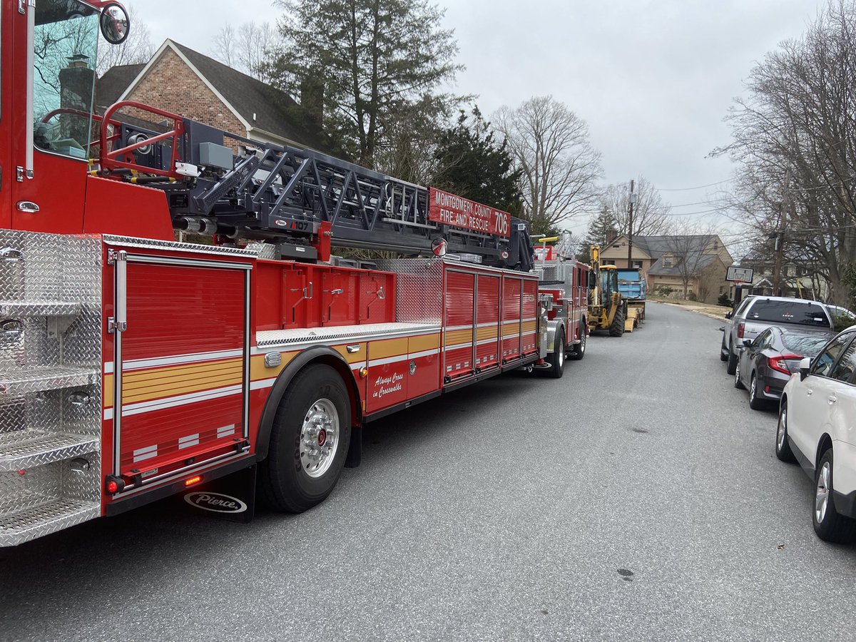 River Hill Road, Bethesda, @mcfrs FFs & HazMat monitoring conditions, FFs evacuated ~dozen nearby homes in area, those with gas reading levels remain evacuated while a few others have been reoccupied, gas company on scene,