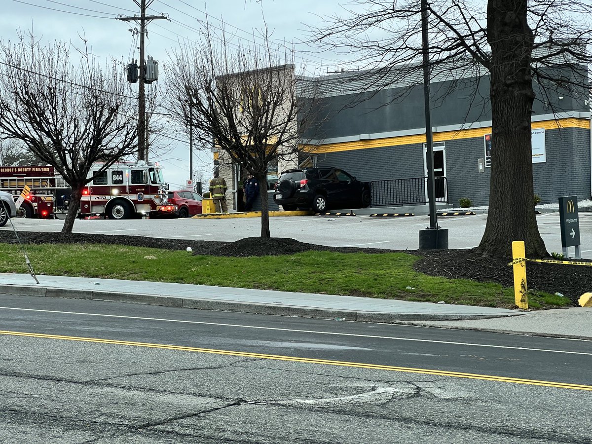 A Toyota SUV crashed into the McDonalds on Eastern Ave going into Hyattsville. ⁦@PGPDNews⁩ responding to the scene