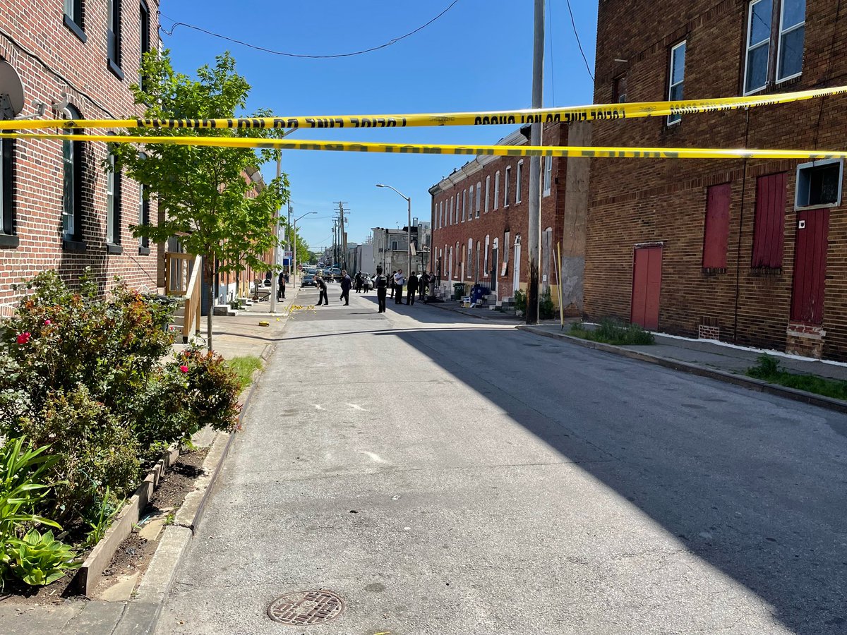 @BaltimorePolice confirms 1 person dead and 3 injured following shooting.  Happened around 1:30 in the 700 blk of Rose Street.