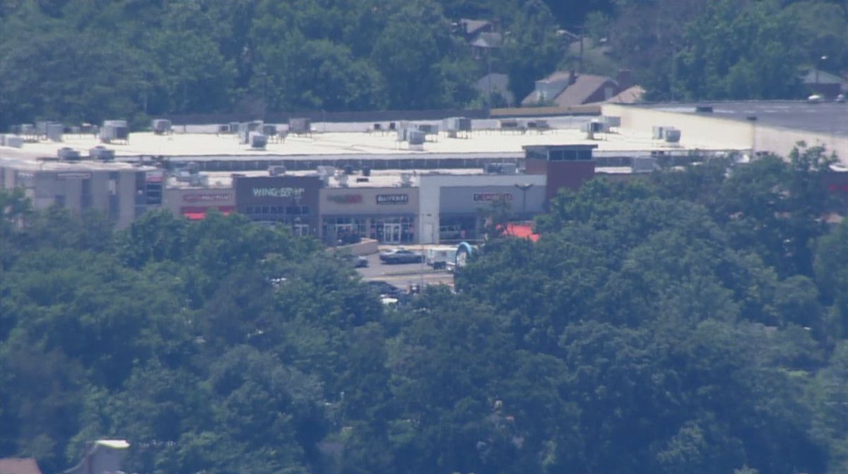 Maryland - Three people injured after shooting at The Shops at Iverson (Iverson Mall) in Temple Hills.   Police say shooting occurred near mall's entrance.   Looking for suspect(s)