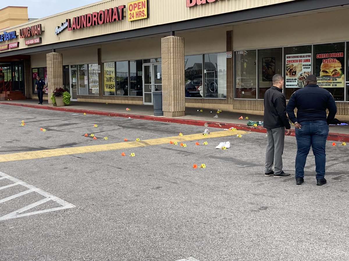 Getting word Commissioner Harrison will be headed to this shooting scene in NE Baltimore  now.  Counting more than 20 evidence markers.  Multiple people shot