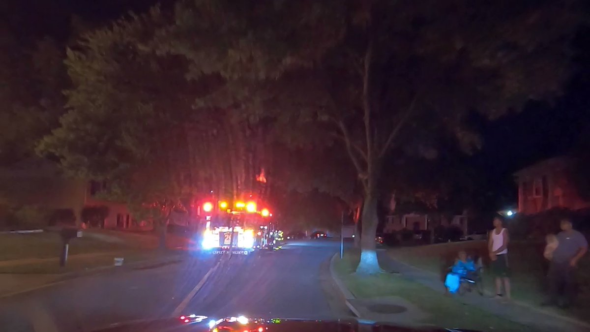 Video from last night working fire in Camp Spring. MD. @DCNewsNow and @RealTimeNews10 was on scene. Was 4 displacements, with no injuries to any occupants. And 1 FF with injuries