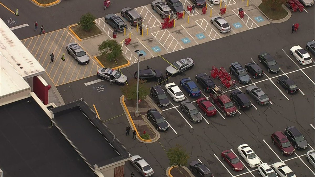 Police in Prince George's County confirm the pedestrian who was struck was an off-duty police officer with the @DCPoliceDept