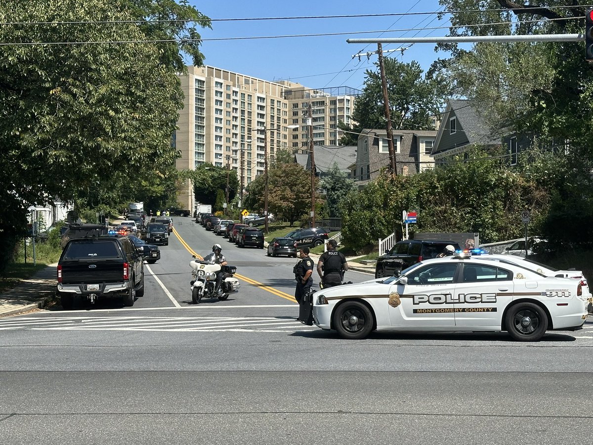 @ParkPolice & MCP’s SWAT team on scene of a barricaded person inside of a Park facility on the 5300 block of Willard Ave in Bethesda after receiving a call for a burglary just before 10am. 