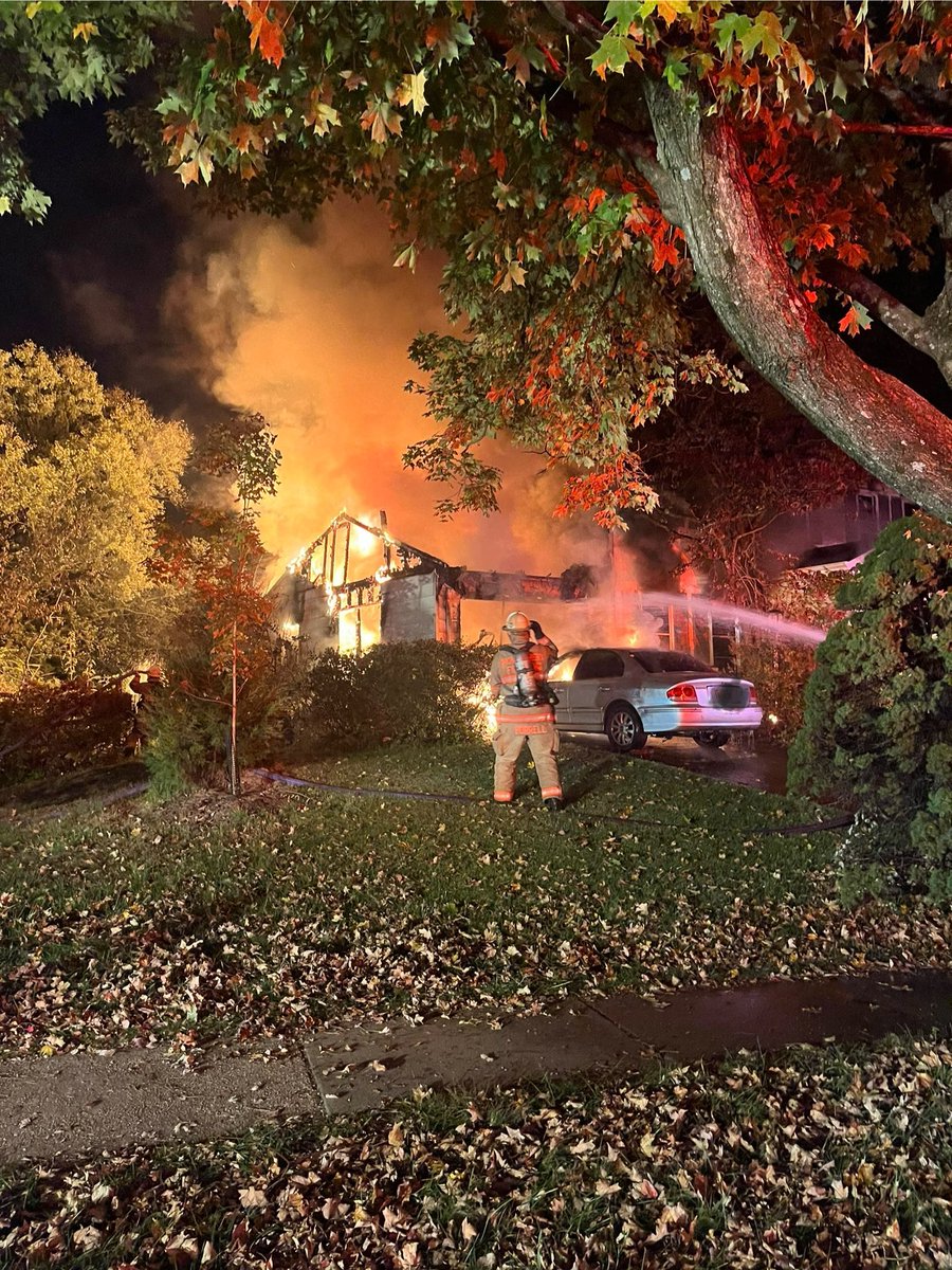 (initial dispatch ~950p)  1400blk Gerard St, off Watts Branch Pkwy, Rockville, garage/house fire, heavy fire/smoke upon arrival, everybody got out, no injury reported, fire under control within 25 minutes, ~75 FFs on scene, 1 family displaced