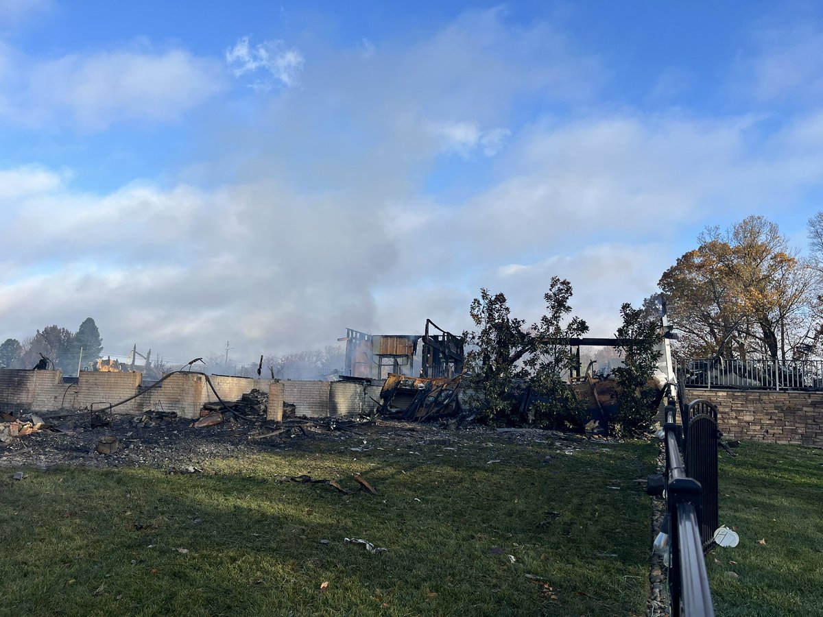 Peachtree Rd., Barnesville, house fire, family escaped uninjured, cause of fire under investigation appears to accidental, likely started outside, total loss (including several vehicles) @mcfrs FFs remain on scene