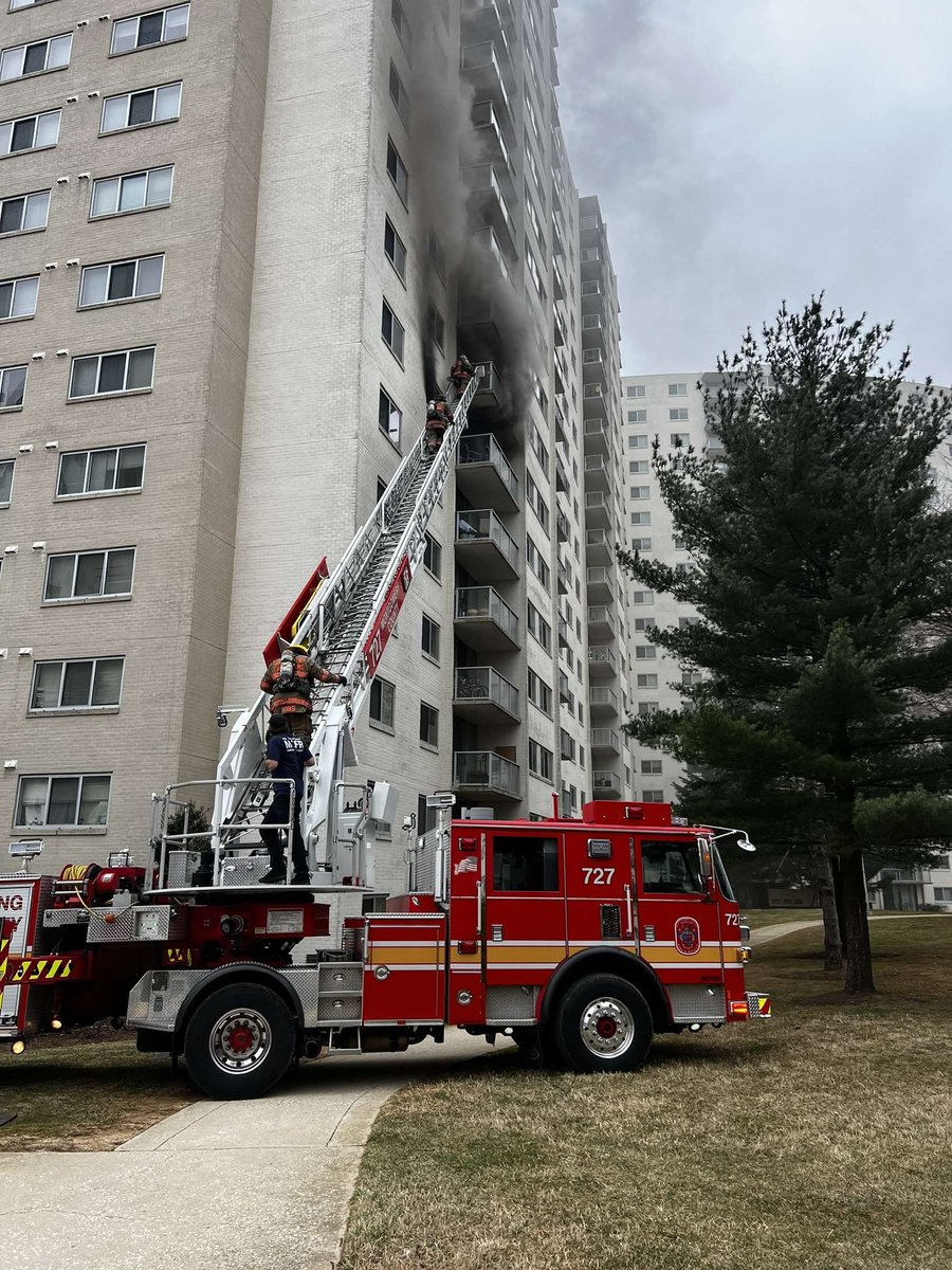 11215 Oakleaf Dr, White Oak, @mcfrs FFs located fire on 7th fl. @MCFRS_EMIHS evaluated/transported 1 adult with non-life threatening injuries. 2 apts affected by fire/water damage, 8 people displaced/relocated, ~85 FFs responded Enclave Apts, 11200blk Oak Leaf Dr. 