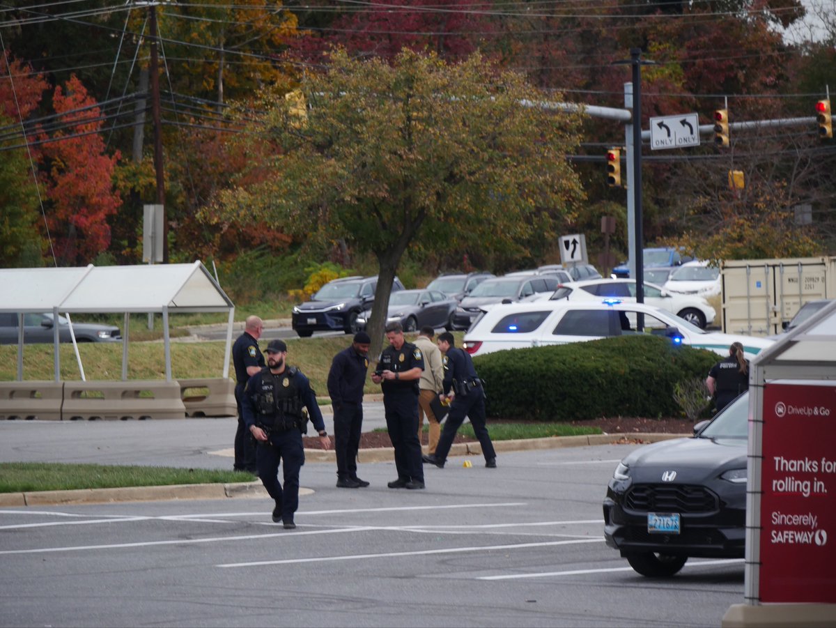 GREENBELT SHOOTING: Greenway Center Shopping Center, 7600 block of Greenbelt Road— 4pm-ish numerous shots were fired in the parking lot in front of the Safeway. No injuries reported as of now; shooter(s) is believed to be a juvenile. Greenbelt PD investigating…