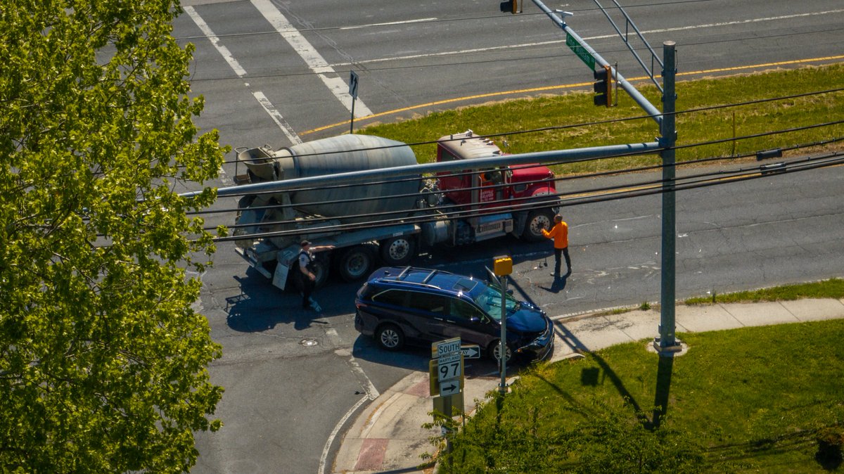 Olney, MD - Aerial of the scene of a reported crash at the intersection of SB Georgia Ave and King William Dr