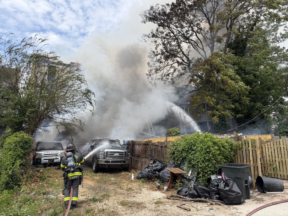 The fire in West Baltimore has elevated to a 3rd alarm. @jawsdcfd.@BaltimoreFire Firefighters are fighting a 2 alarm fire in several row homes in West Baltimore. 